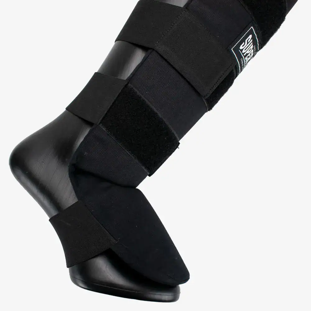 super pro combat gear savior scheenbeschermers zwart zijkant